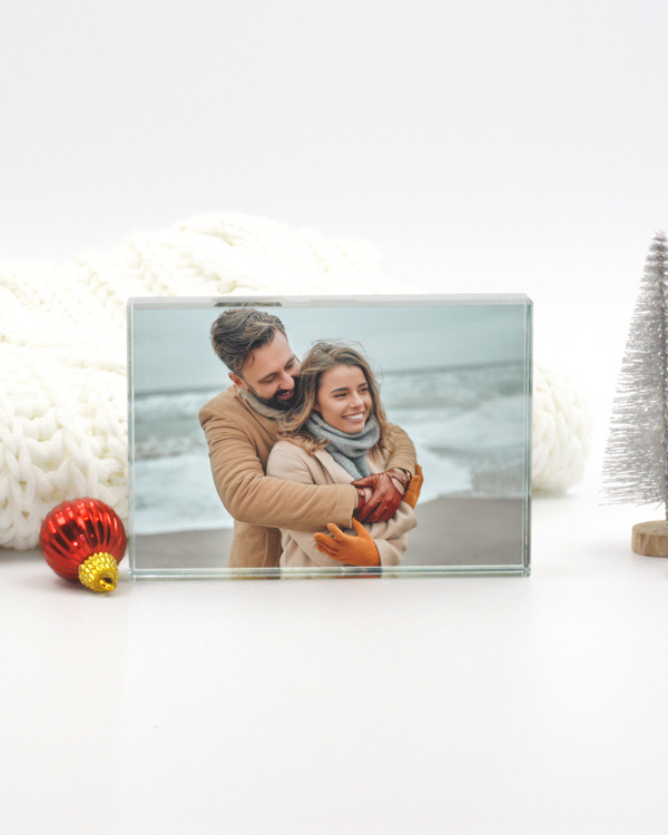 Glass photo block featuring a couple embracing by the beach